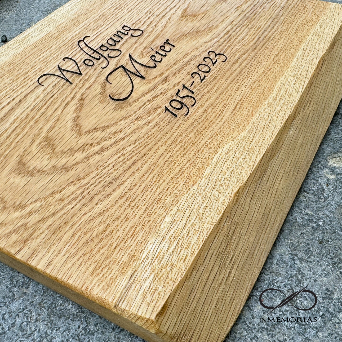 Schriftplatte für Grab und Urnengrab aus Eiche mit Baumkante Gedenktafel 050