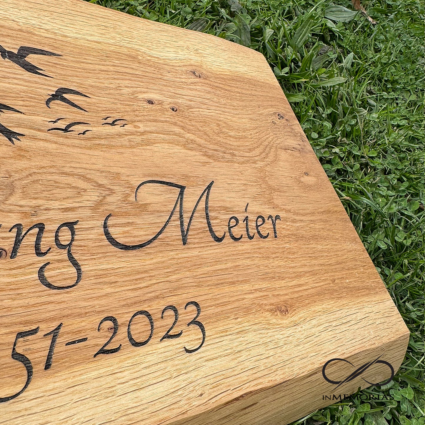 Schriftplatte für Grab und Urnengrab aus Eiche mit Baumkante Gedenktafel 075