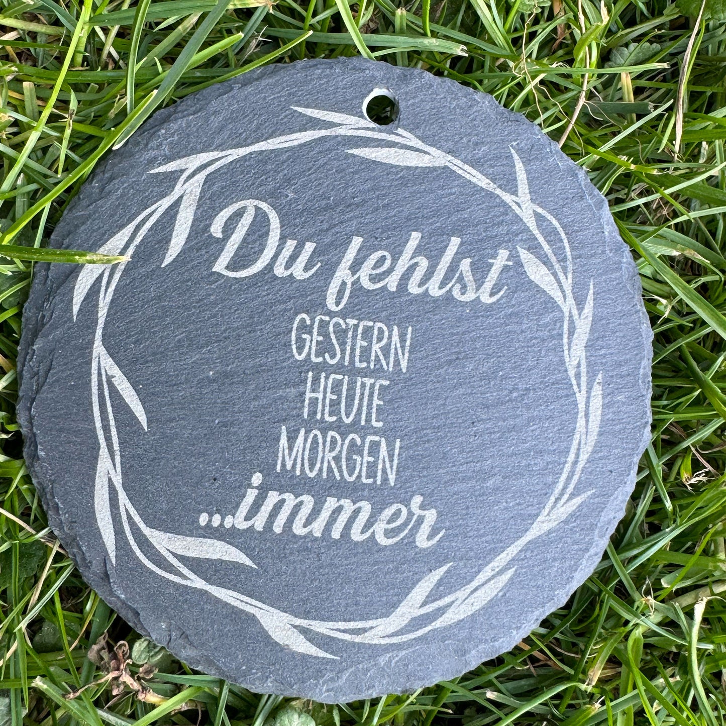 Runder Grabstecker mit Stange, du fehlst, Andenken, Widmung, Schieferplatte GS04