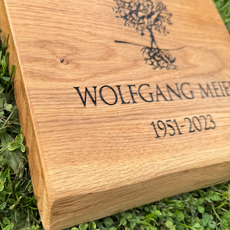 Gedenktafeln, Grabplatten aus Eiche mit Baumkante