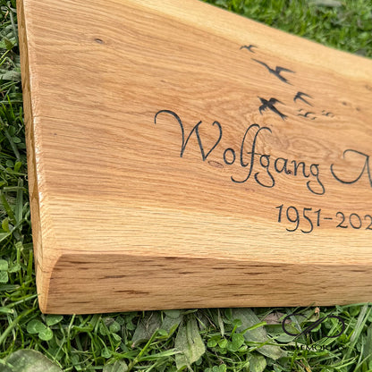 Schriftplatte für Grab und Urnengrab aus Eiche mit Baumkante Gedenktafel 050