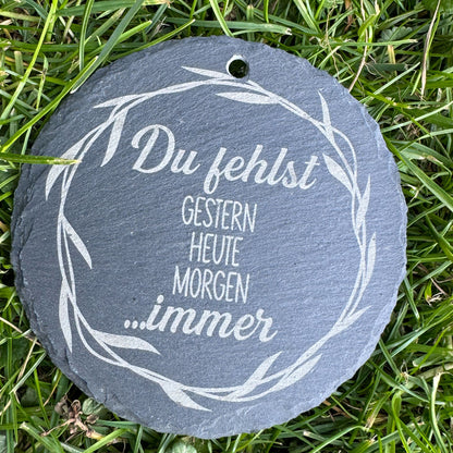 Runder Grabstecker mit Stange, du fehlst, Andenken, Widmung, Schieferplatte GS04
